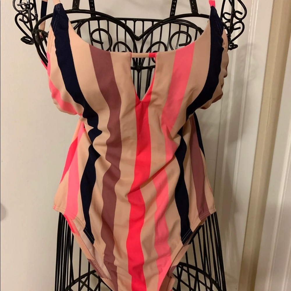 One piece swimsuit - Picture 2 of 3